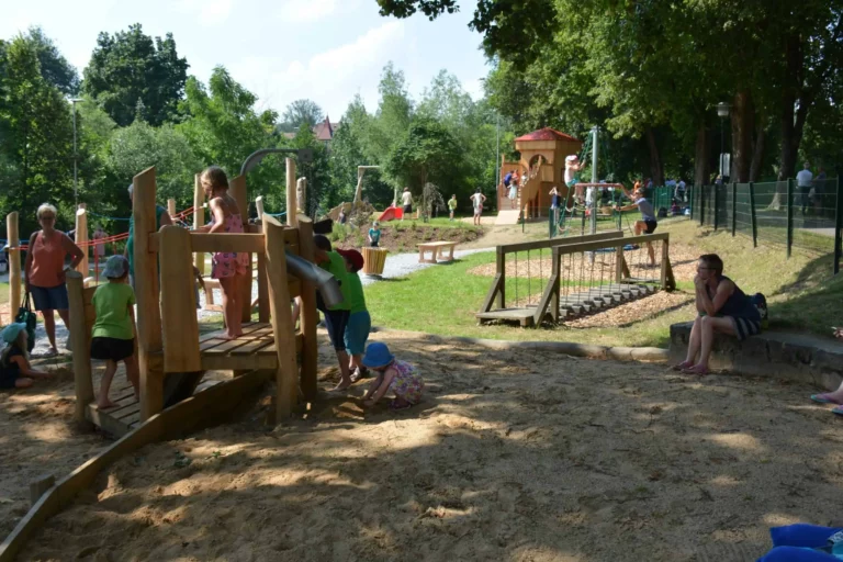 Kinder spielen auf dem Spielplatz.
