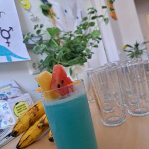 Cocktail mit Wassermelone und Ananas garniert, im JUZZ selbst gemixt.