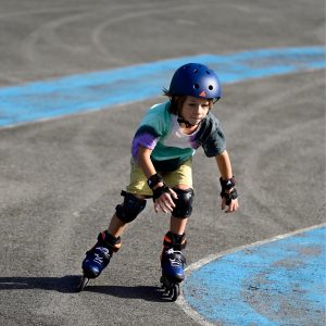 ESV Zwettl Inlineskaten: Junge mit Schutzausrüstung und Inlineskates.