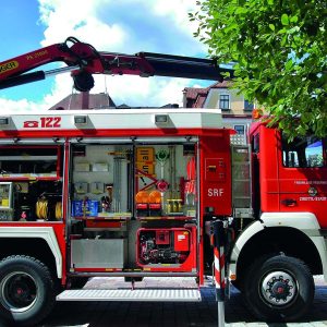 Ein rotes und weißes Feuerwehrfahrzeug der Freiwilligen Feuerwehr Zwettl-Stadt, das für Notfalleinsätze mit Werkzeugen und Ausrüstung ausgestattet ist.