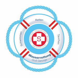 Eine Rettungsboje mit dem Logo des Österreichischen Samariterbundes mit roten Kreuzen und Streifen sowie den deutschen Begriffen Schwimmen, Retten, Tauchen und Wasserrettung Groß Gerungs.