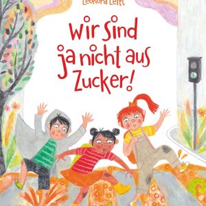 Drei Kinder in farbenfroher Kleidung springen über orangefarbene Pfützen auf einer verregneten Straße, in der Mitte steht der Buchtitel Wir sind ja nicht aus Zucker!.