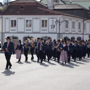 Ziehrer-Orchester: Musiker in Tracht spielen auf der Straße.