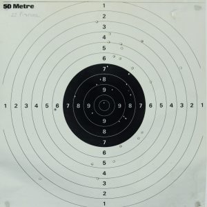 Zielscheibe für 50-Meter-Pistole mit Einschusslöchern.